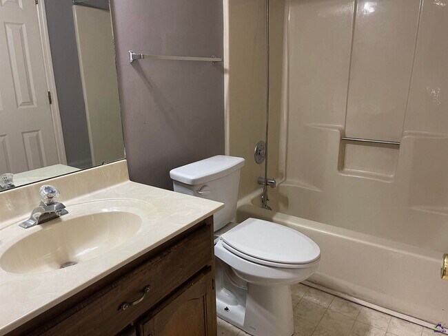 Building Photo - 104 Williamsburg Ave