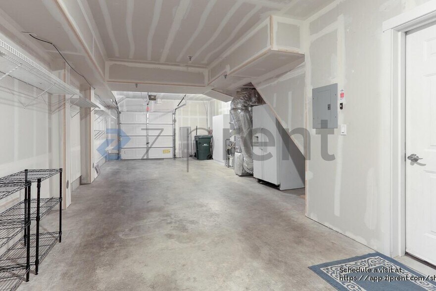 Building Photo - 10813 124th Ave NE