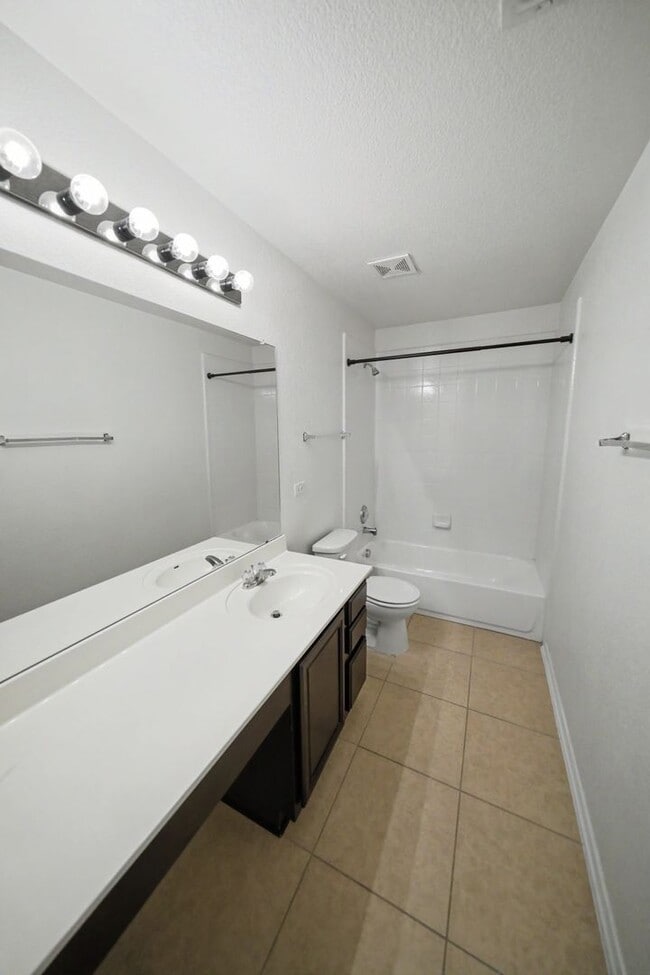 Building Photo - Spacious Live Oak Home Backing to a Greenbelt - Realtor Commission: $500