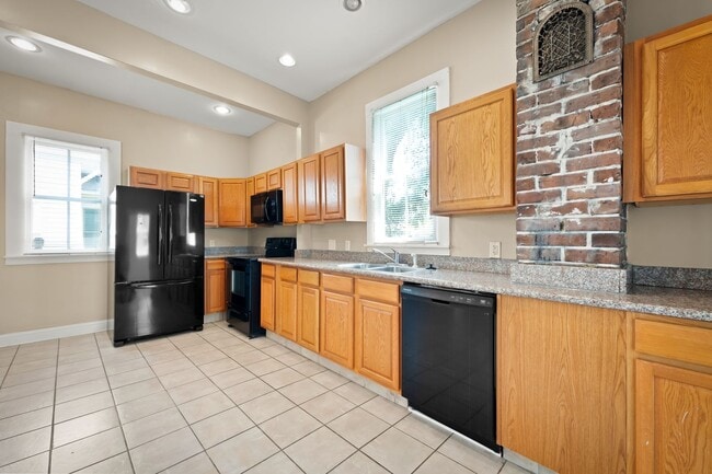 Building Photo - Charming 4 Bedroom 3 Bathroom Historical H...