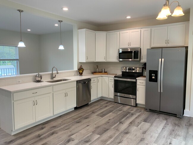 Building Photo - Lovely 3BR/2.5 Bath Townhouse with 2 Car G...