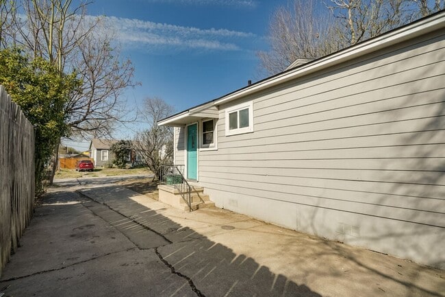 Building Photo - 2933 Moss St