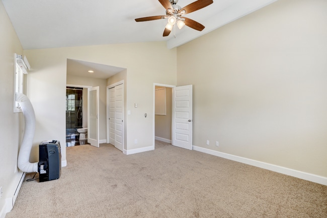 Building Photo - Spacious & Modern Home in Crestmoor Park!