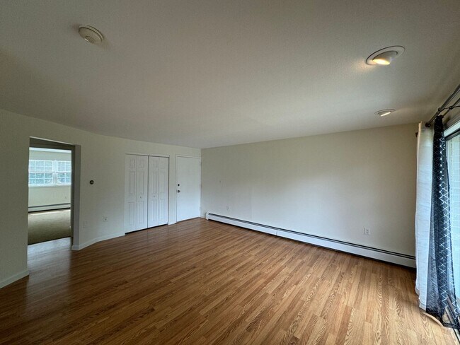 Building Photo - Bright and Spacious Corner Unit in North A...