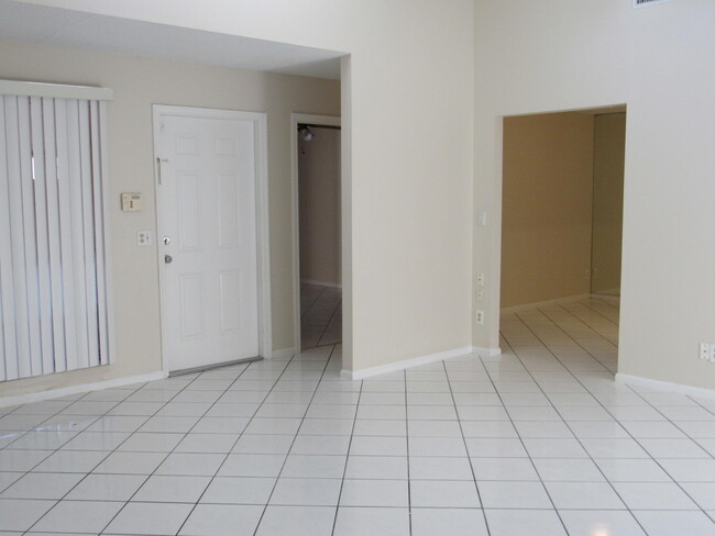 Building Photo - 1065 Manor Dr