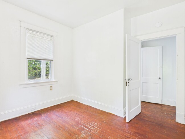 Building Photo - 2404 Yorktown Ave