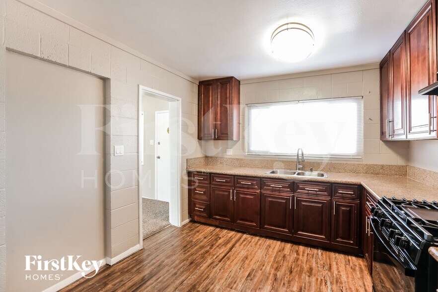 Building Photo - 2800 E Webb Ave