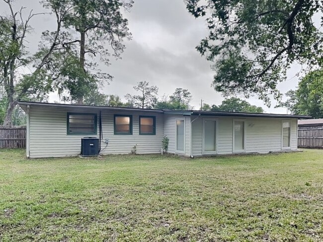 Building Photo - 6936 Clovis Rd