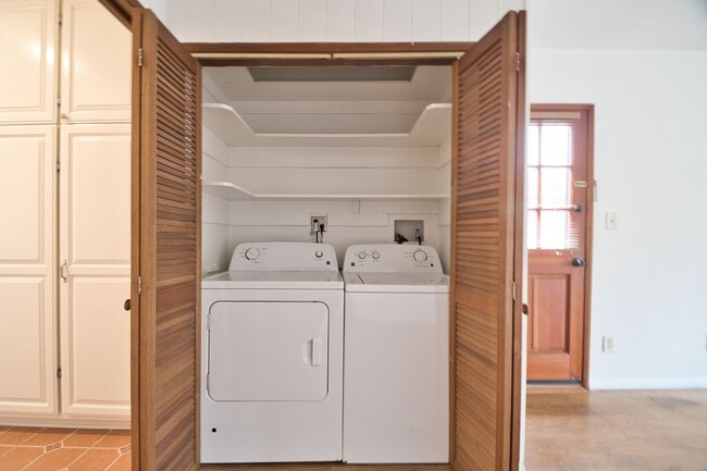 Building Photo - Spacious Four Bedroom Home in Manhattan Be...