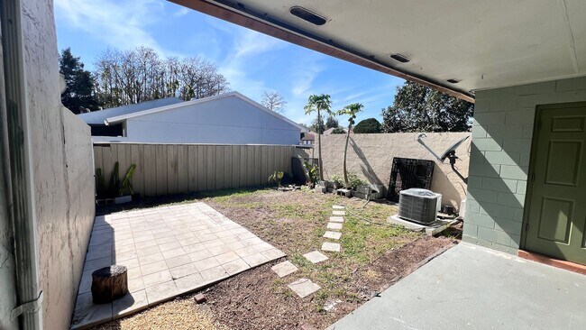 Building Photo - 2 Bedroom/1 Bath Townhome in Orlando!