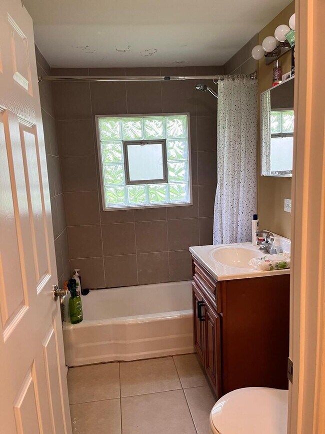 Building Photo - 236 Wellesley Ct