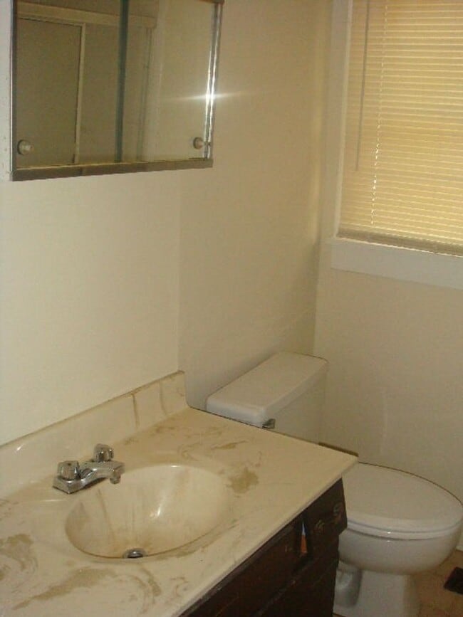 Building Photo - THREE BEDROOM, ONE BATH