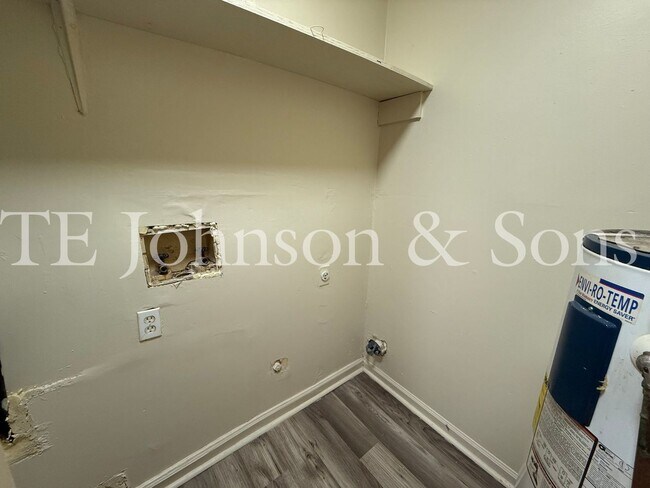 Building Photo - 1506 Oakshire-Water Included