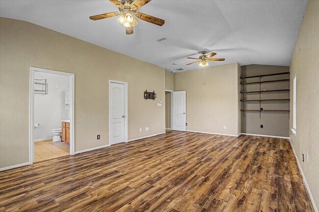 Building Photo - 630 W Newport Bend