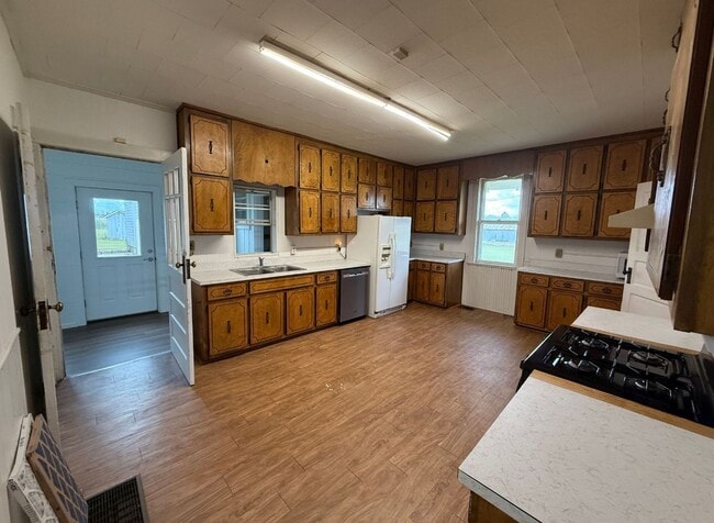 Building Photo - Charming Country Farmhouse in Elberta!