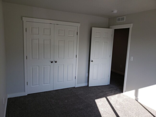 Building Photo - Rare 4-Bed Springville Townhome w/ 2-Car Garage — December FREE