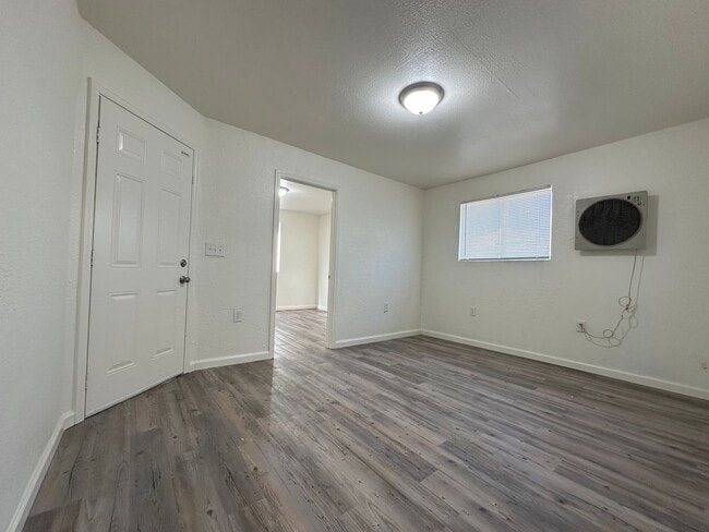 Building Photo - 616 5th St