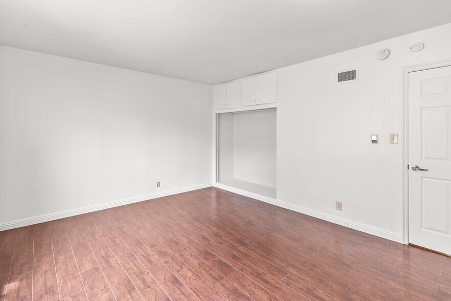 Building Photo - 1142 Serrano Ave