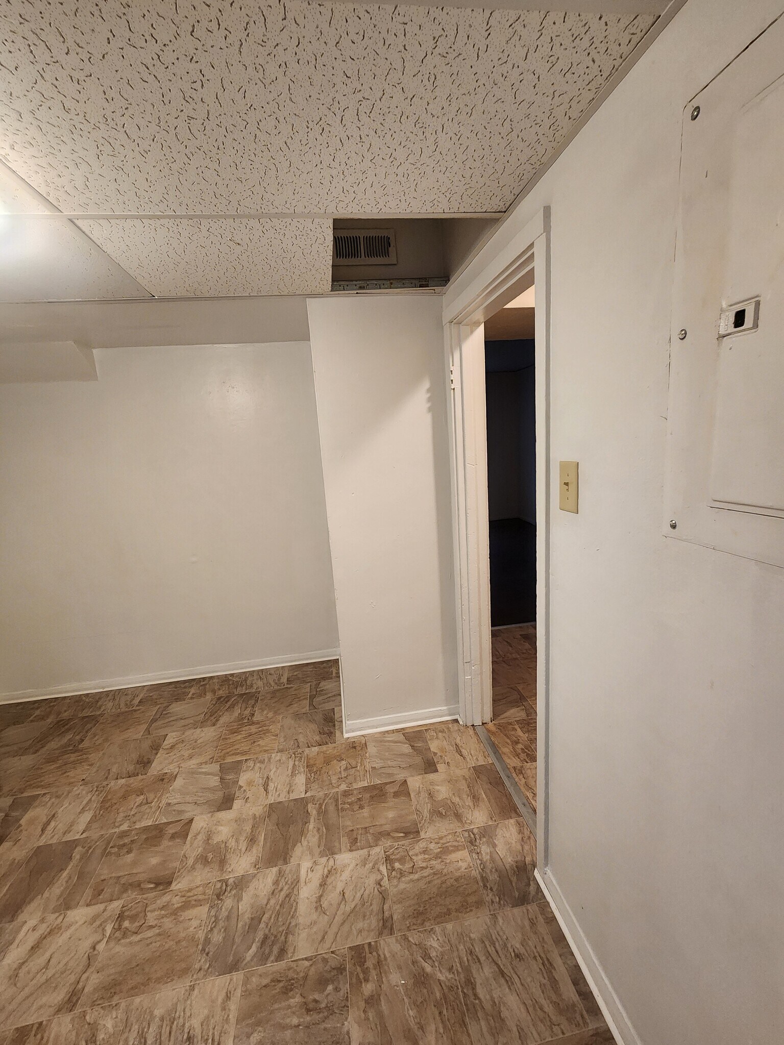 Building Photo - 1417 NW Carden Ave