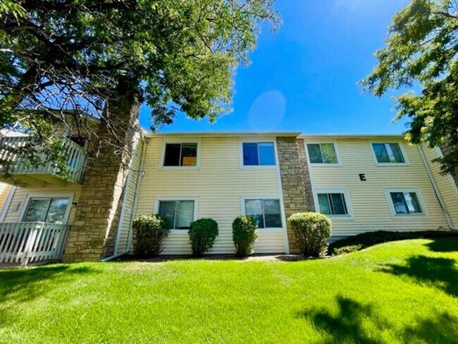 Building Photo - 2-Bedroom in Woodside Condos