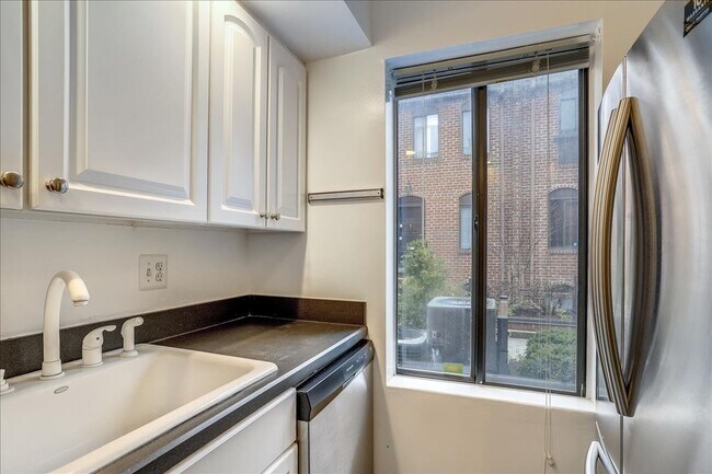 Building Photo - Updated townhome in popular Paper Mill Cou...