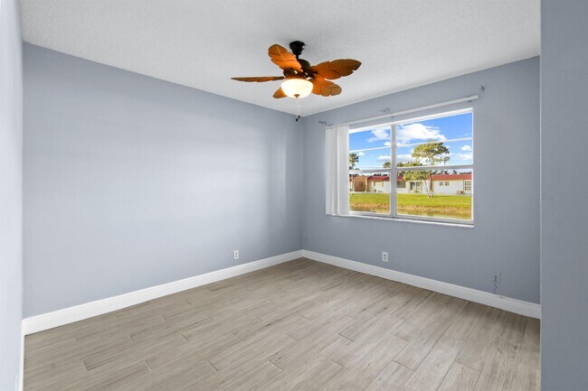 Building Photo - 183 Lake Carol Dr