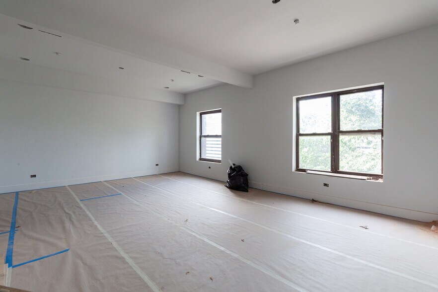 Building Photo - 817 W Montrose Ave