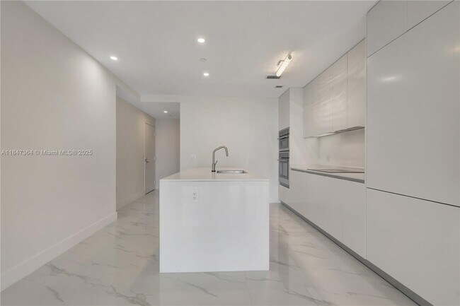 Building Photo - 700 NE 24th St