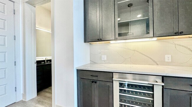 Building Photo - 3330 Oak Grove Ave