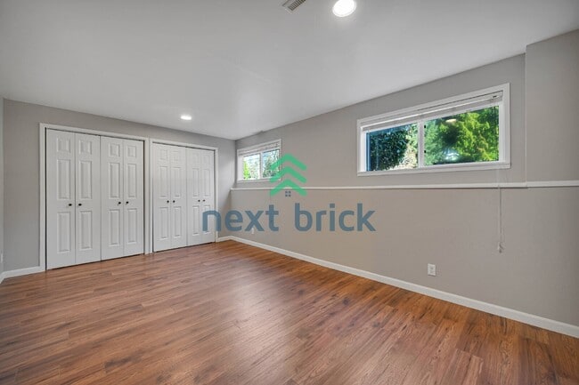 Building Photo - Prime Bellevue Home in a Highly Desirable Neighborhood