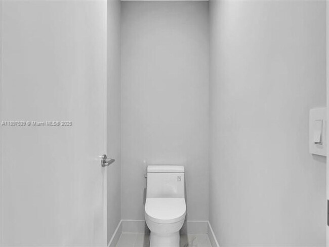 Building Photo - 700 NE 24th St