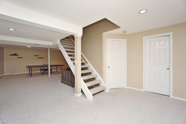 Building Photo - 6275 Hummingbird Dr
