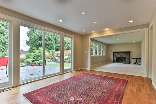 Building Photo - 4 bd 2.5 bathroom single family home in Bellevue
