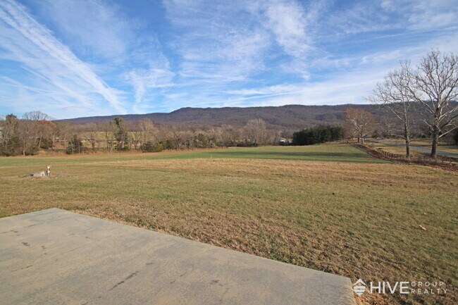 Building Photo - Peaceful One-Level Living with Mountain Views
