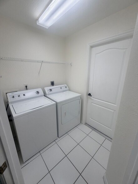 Building Photo - SW Area - Move in Ready, off Chiquita Blvd
