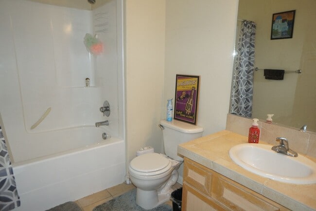 Building Photo - Beautiful Beaverton Townhouse