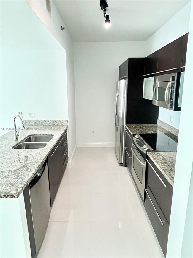 Building Photo - 950 Brickell Bay Dr