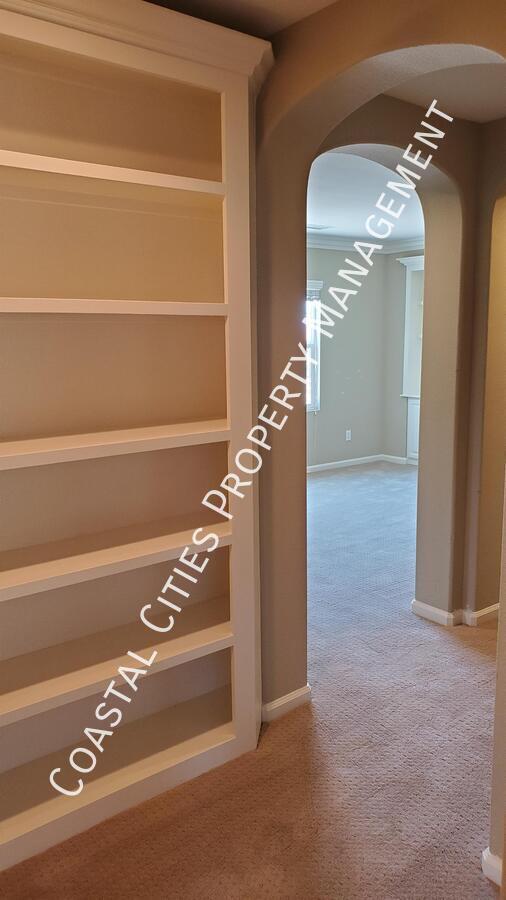 Building Photo - 1406 Arthur Loop S