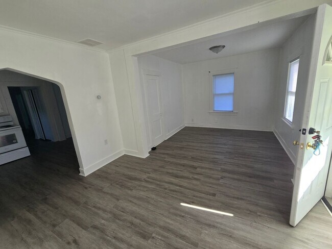 Building Photo - Adorable 3 bed 1 bath house! Spacious unit!