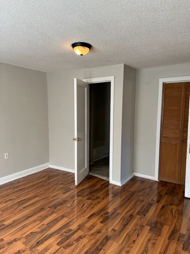 Building Photo - 1 bedroom - Bath