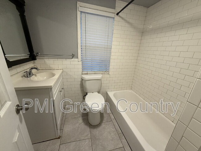 Building Photo - 1313 W Newton St