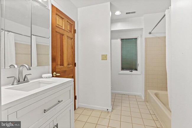 Building Photo - 12624 Golden Oak Dr