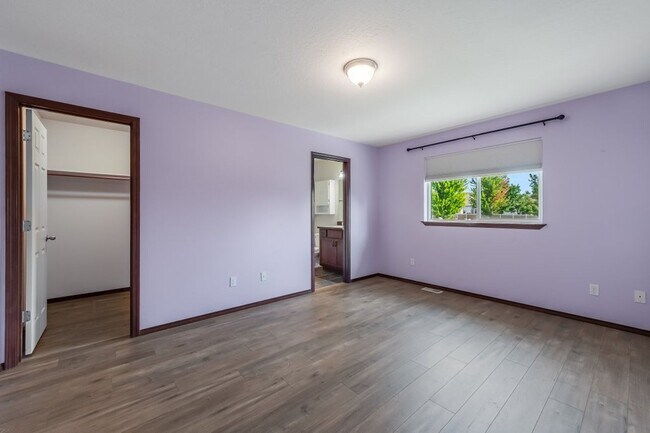 Building Photo - 3 bed 2 bath rancher