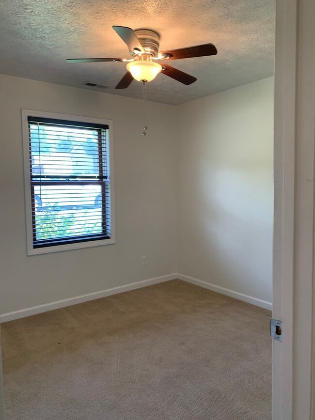 Building Photo - 3250 Springview Dr