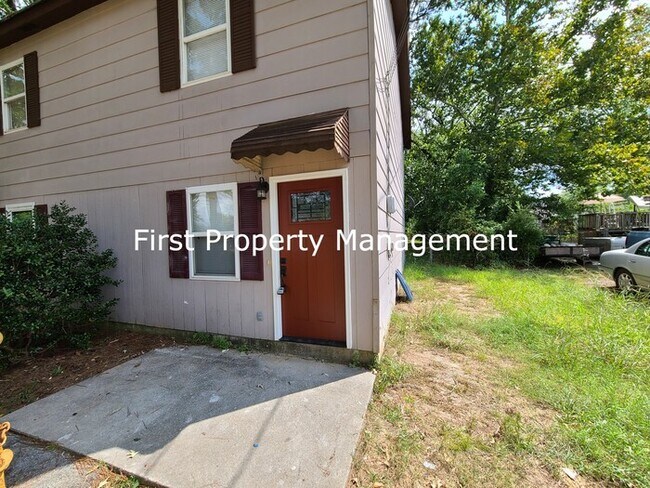 Building Photo - Remodeled - East Ridge Townhouse