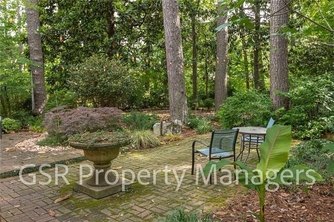 Building Photo - 2026 N Akin Dr NE