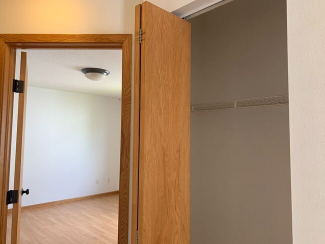 Building Photo - 3 Bedroom Twinhome