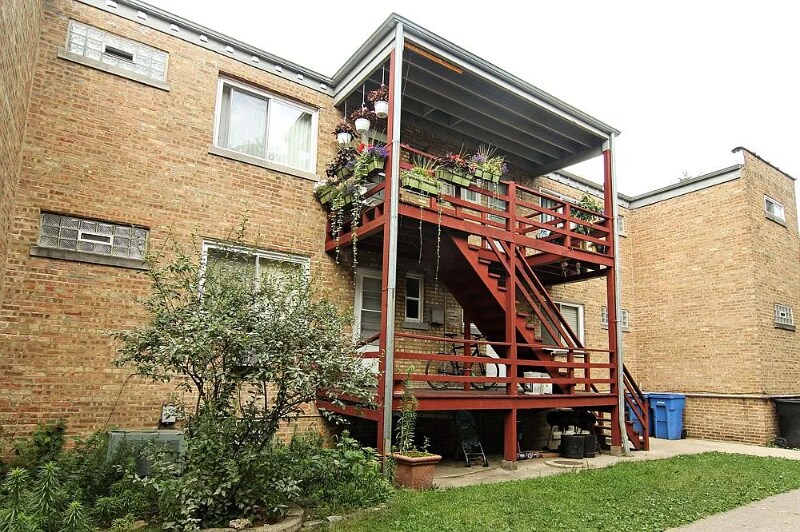 Building Photo - 2450 W Berwyn Ave