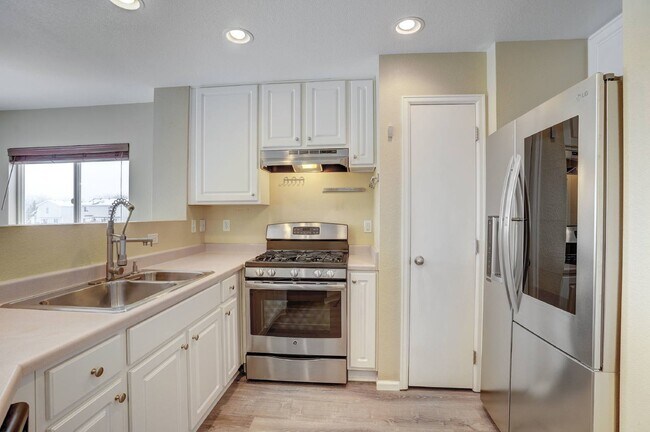 Building Photo - $ 2,295 - 3-Bed, 3-Bath Townhome with Mode...