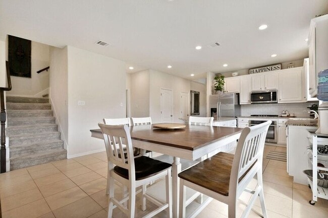 Building Photo - 5601 Fremont Dr